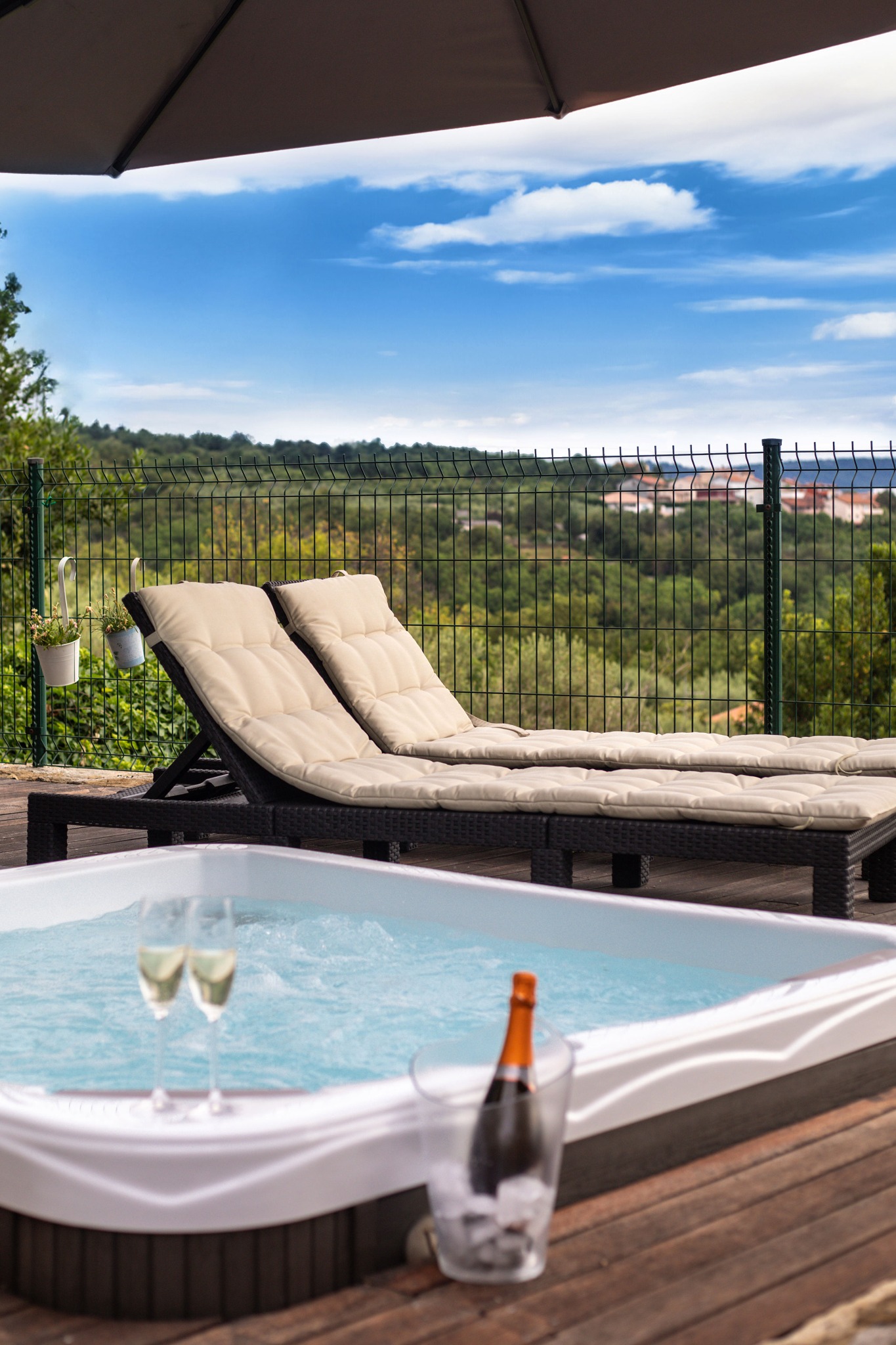 Ležalniki in jacuzzi